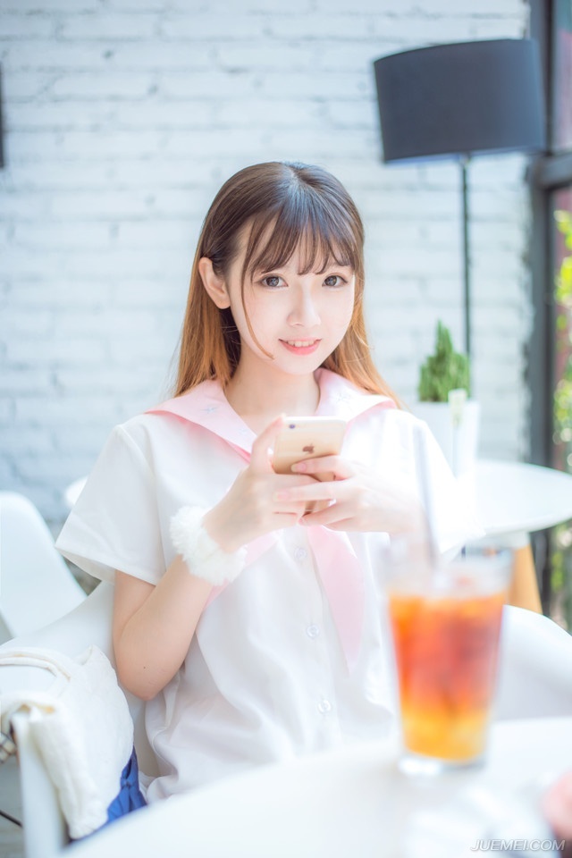 “孙权亲自去了柴桑，将周瑜的尸骨迎回庐江安葬，听说整个柴桑大营的将士都去了，新任都督吕蒙被孙权狠狠地责罚了一顿。”马良道。